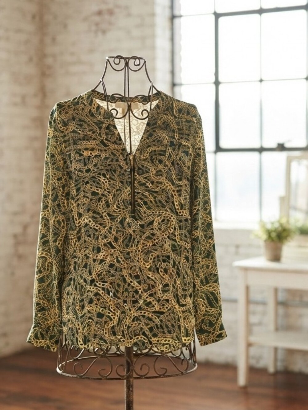 MICHAEL Michael Kors Green & Gold Chain-Print V-Neck Blouse